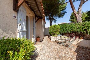 Outdoor dining - Chambre d'hôtes les 5 calanques – Cozy Room Surrounded by Nature and Sea (Ensuès-la-Redonne)