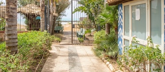 Villa 'Fronte Mare Liolà - 4 personen' met zeezicht en privétoegang tot het strand