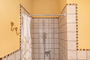 Shower, hair dryer, towels - Apartment 'Agriturismo Chianni - Two-Room Flat' with Pool, Private Terrace and Wi-Fi (Chianni)
