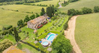 Apartment 'Agriturismo Chianni - Two-Room Flat' with Pool, Private Terrace and Wi-Fi