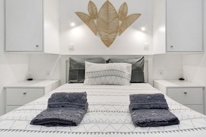 Tabla de planchar con plancha, wifi, ropa de cama