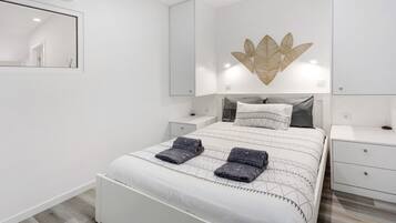 Een strijkplank/strijkijzer, wifi, beddengoed, rolstoeltoegang