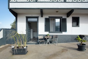Outdoor dining - Casa Pereira 3 is very cozy (Ponta do Pargo)