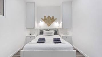 Een strijkplank/strijkijzer, wifi, beddengoed, rolstoeltoegang