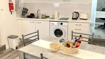 Réfrigérateur, micro-ondes, plaque de cuisson, bouilloire électrique