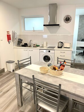 Réfrigérateur, micro-ondes, plaque de cuisson, bouilloire électrique