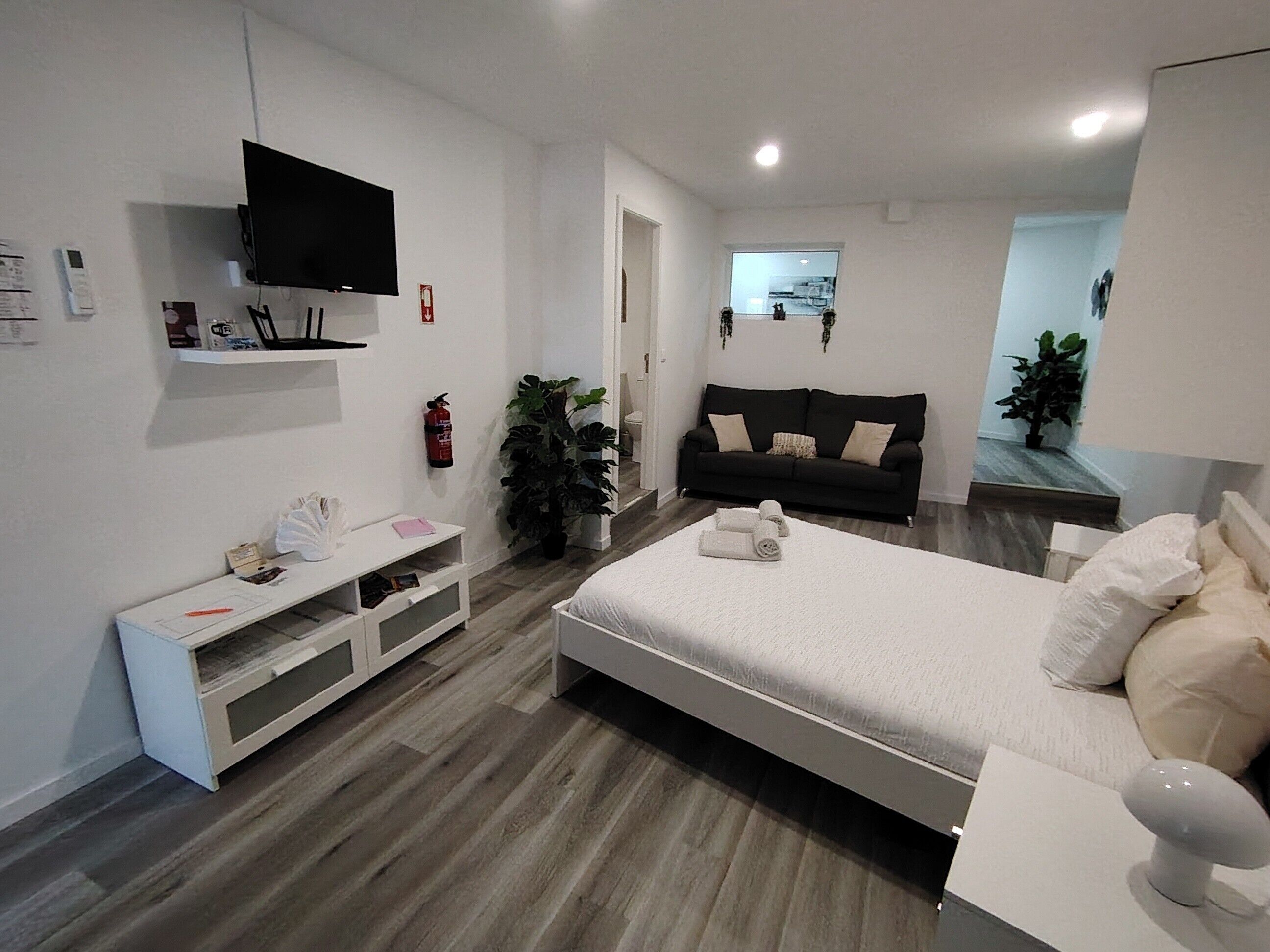 Iron/ironing board, WiFi, bed sheets