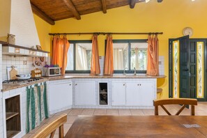 Fridge, microwave, oven, stovetop - Villa Liolà Beachfront – Spacious with Private Sea Access (Scicli)