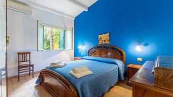 Tabla de planchar con plancha, wifi y ropa de cama