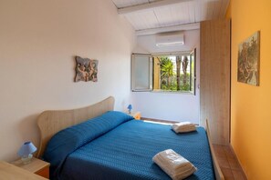 Tabla de planchar con plancha, wifi, ropa de cama