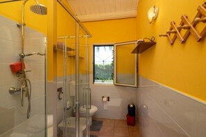 シャワー、ヘアドライヤー、タオル