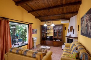 Una televisión, una chimenea