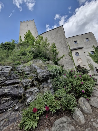 Property grounds. Stylish Apartment with Loft – Dogs Welcome