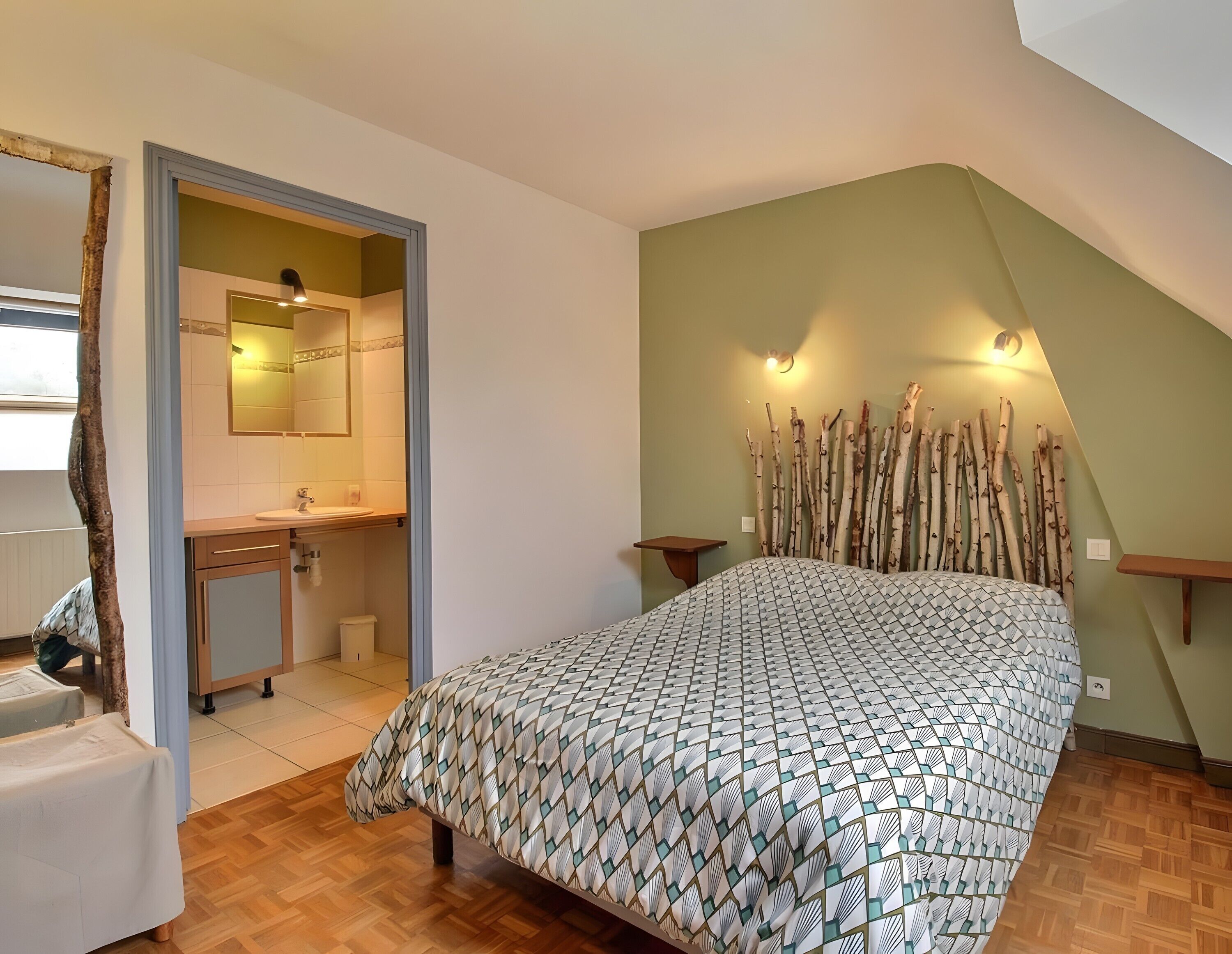 Tabla de planchar con plancha, wifi, ropa de cama