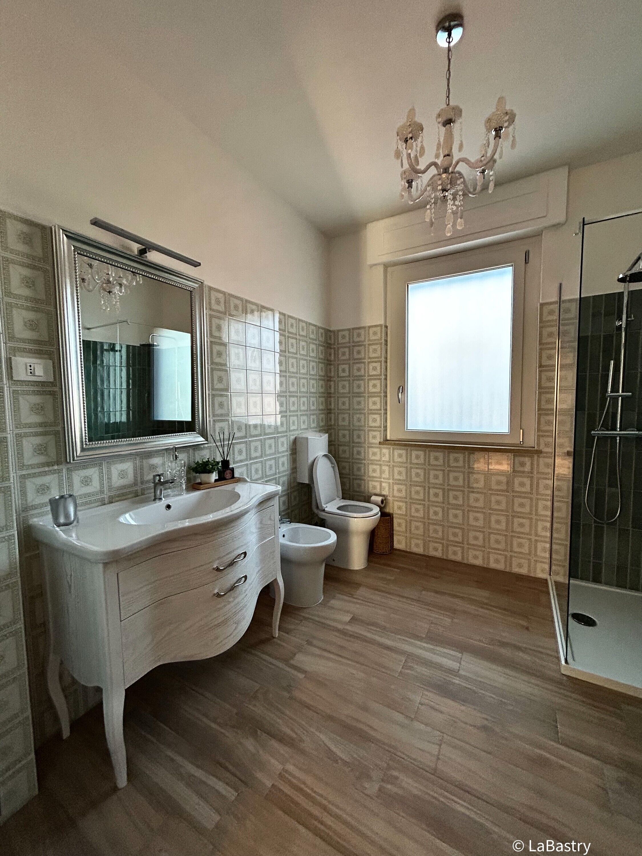 Chuveiro, secador de cabelo, toalhas de banho 