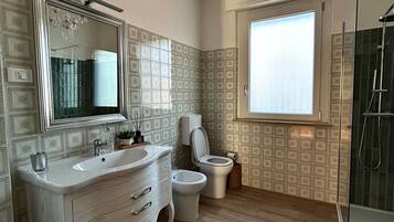 Chuveiro, secador de cabelo, toalhas de banho