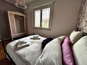 2 habitaciones, tabla de planchar con plancha, wifi y ropa de cama 