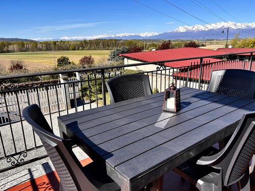 Al Bruacu – Cottage with Garden Steps from Lake Viverone