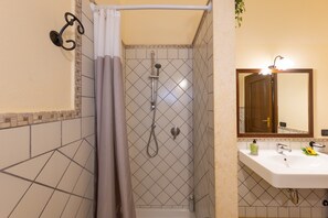 Douche, sèche-cheveux, serviettes fournies