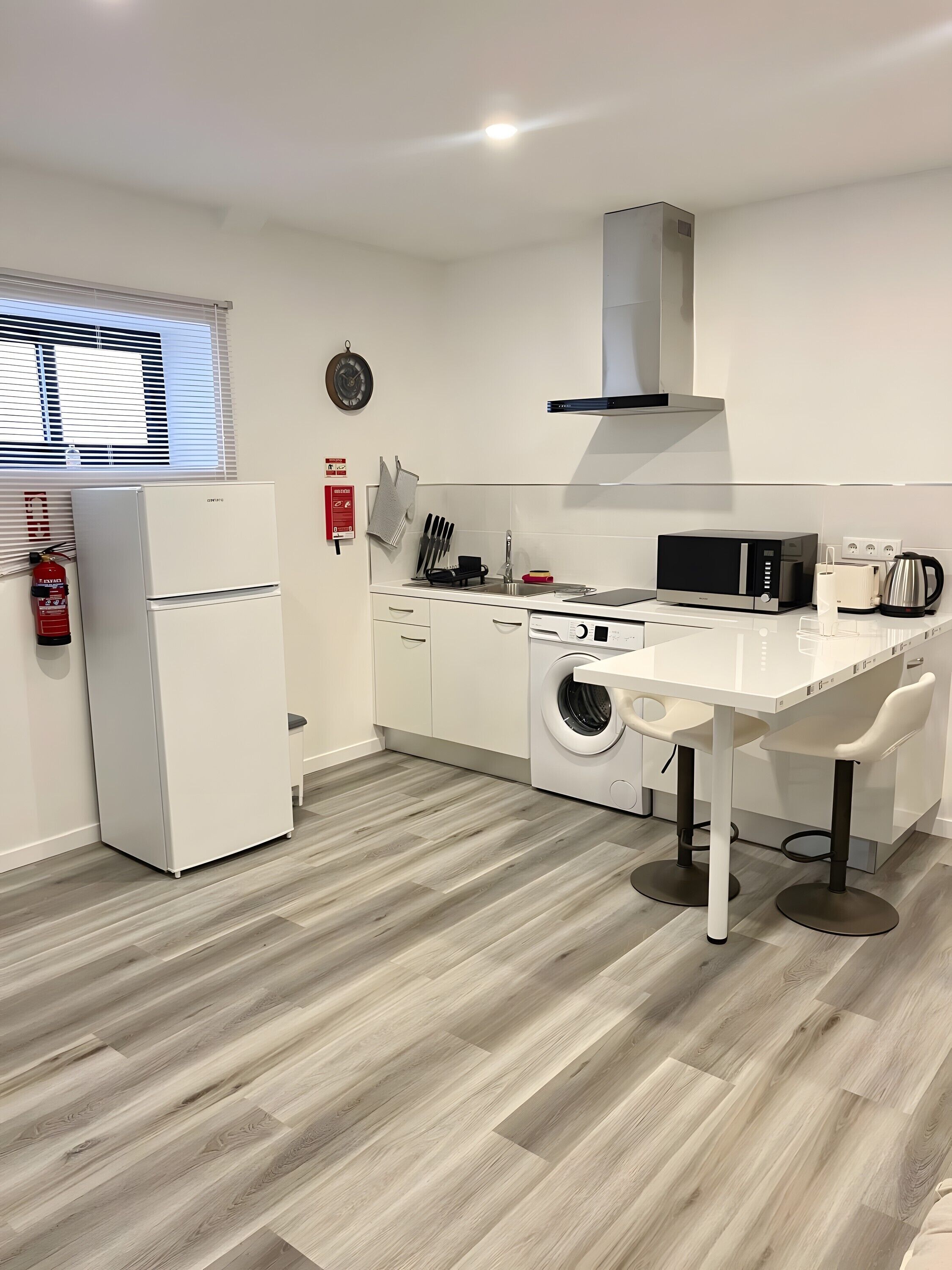 Réfrigérateur, micro-ondes, plaque de cuisson, bouilloire électrique