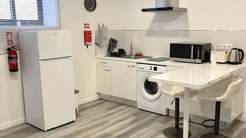 Réfrigérateur, micro-ondes, plaque de cuisson, bouilloire électrique