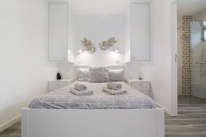 Tabla de planchar con plancha, wifi, ropa de cama