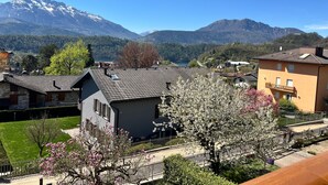 Un quartier résidentiel avec des maisons, un ciel dégagé et des montagnes en arrière-plan.