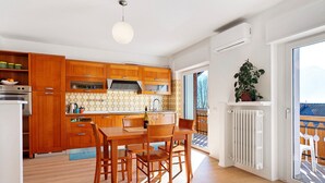 Une cuisine moderne avec des meubles de rangement en bois, une table à manger et des chaises.