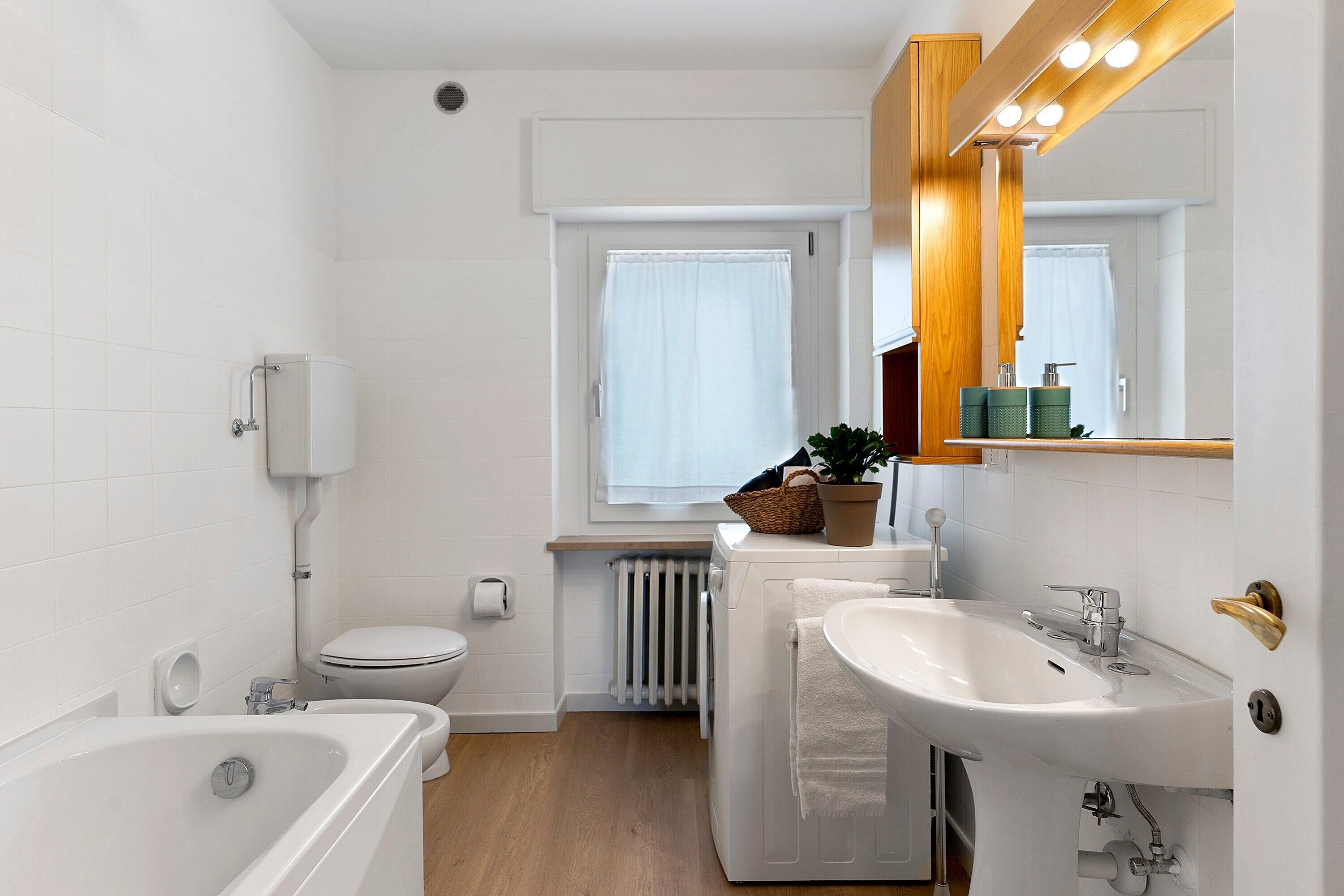 Douche, articles de toilette gratuits, sèche-cheveux