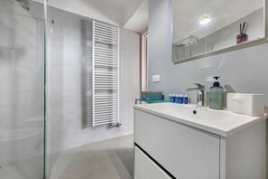 Dusche, Haartrockner, Handtücher