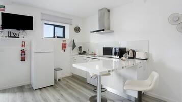 Kühlschrank, Mikrowelle, Herdplatte, Wasserkocher