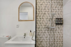 Douche, séchoir à cheveux, serviettes fournies