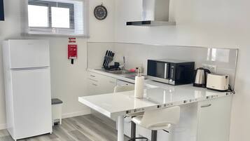 Réfrigérateur, micro-ondes, plaque de cuisson, bouilloire électrique