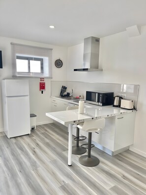 Réfrigérateur, micro-ondes, plaque de cuisson, bouilloire électrique