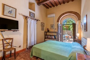 WiFi, bed sheets - Room 'Salice - Antiche Dimore Di Vescovado' with shared pool and garden (Siena)