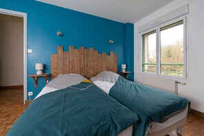 4 bedrooms, iron/ironing board, WiFi, bed sheets - Holiday Home Gîte La Colombe - Les Hortensias (La Croix-Helléan)