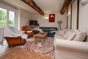 TV, fireplace, ping pong - Holiday Home Gîte La Colombe - Les Hortensias (La Croix-Helléan)