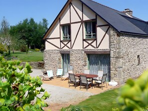 Outdoor dining - Holiday Home Gîte La Colombe - Les Hortensias (La Croix-Helléan)