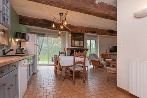Fridge, microwave, oven, stovetop - Holiday Home Gîte La Colombe - Les Hortensias (La Croix-Helléan)