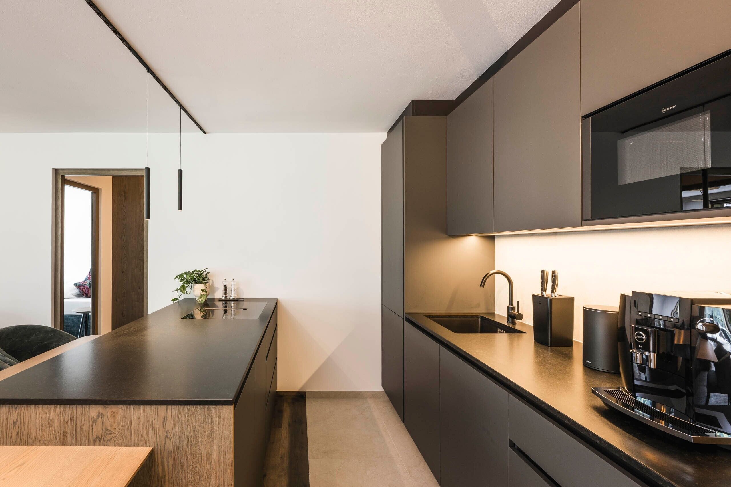Frigorífico, microondas, horno y placa de cocina