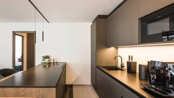 Frigorífico, microondas, horno y placa de cocina