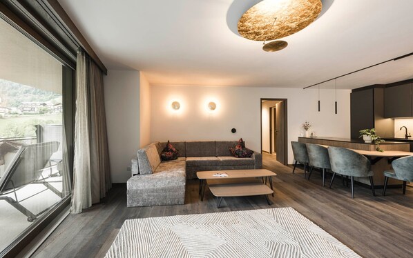 TV - Apartment 'Les Ovis Comisana' – Opening May 2026 with Private Jacuzzi (San Leonardo in Passiria)