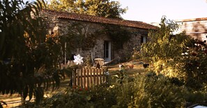 Property grounds - Anaïs Guest Room, Castanea (Les Epesses)