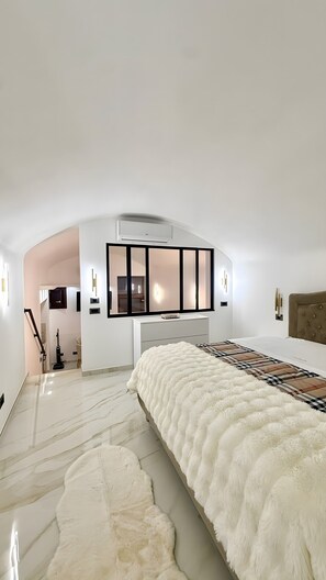 Een strijkplank/strijkijzer, wifi, beddengoed