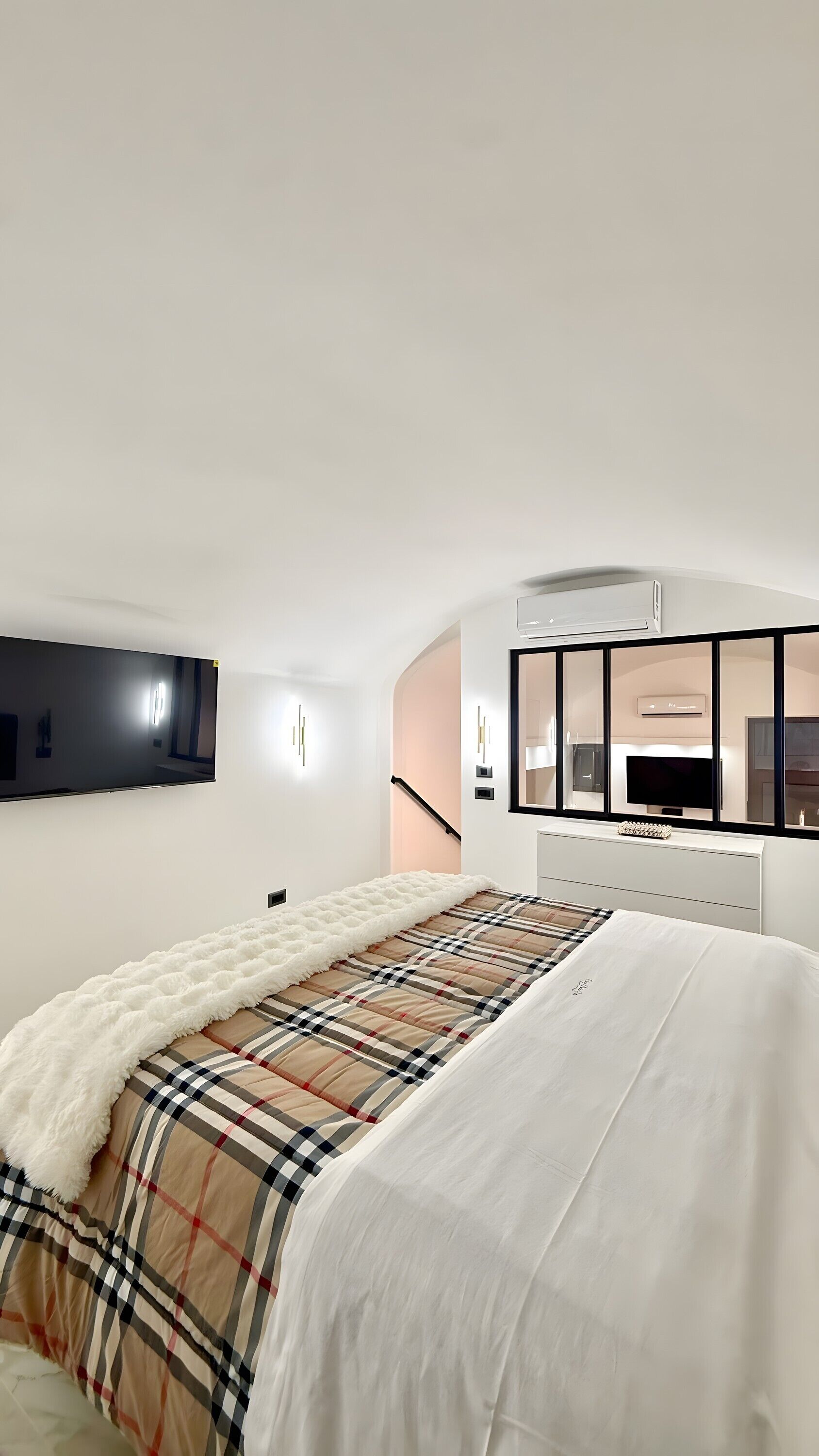 Tabla de planchar con plancha, wifi, ropa de cama