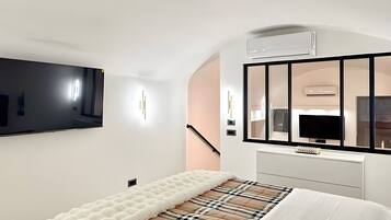 Tabla de planchar con plancha, wifi, ropa de cama