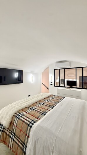 Tabla de planchar con plancha, wifi, ropa de cama