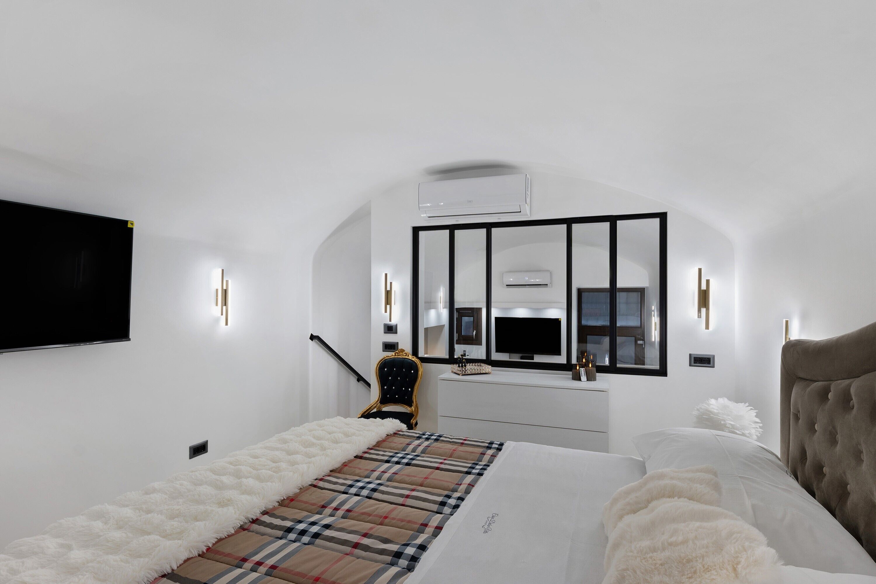 Silitysrauta/-lauta, Wi-Fi, vuodevaatteet