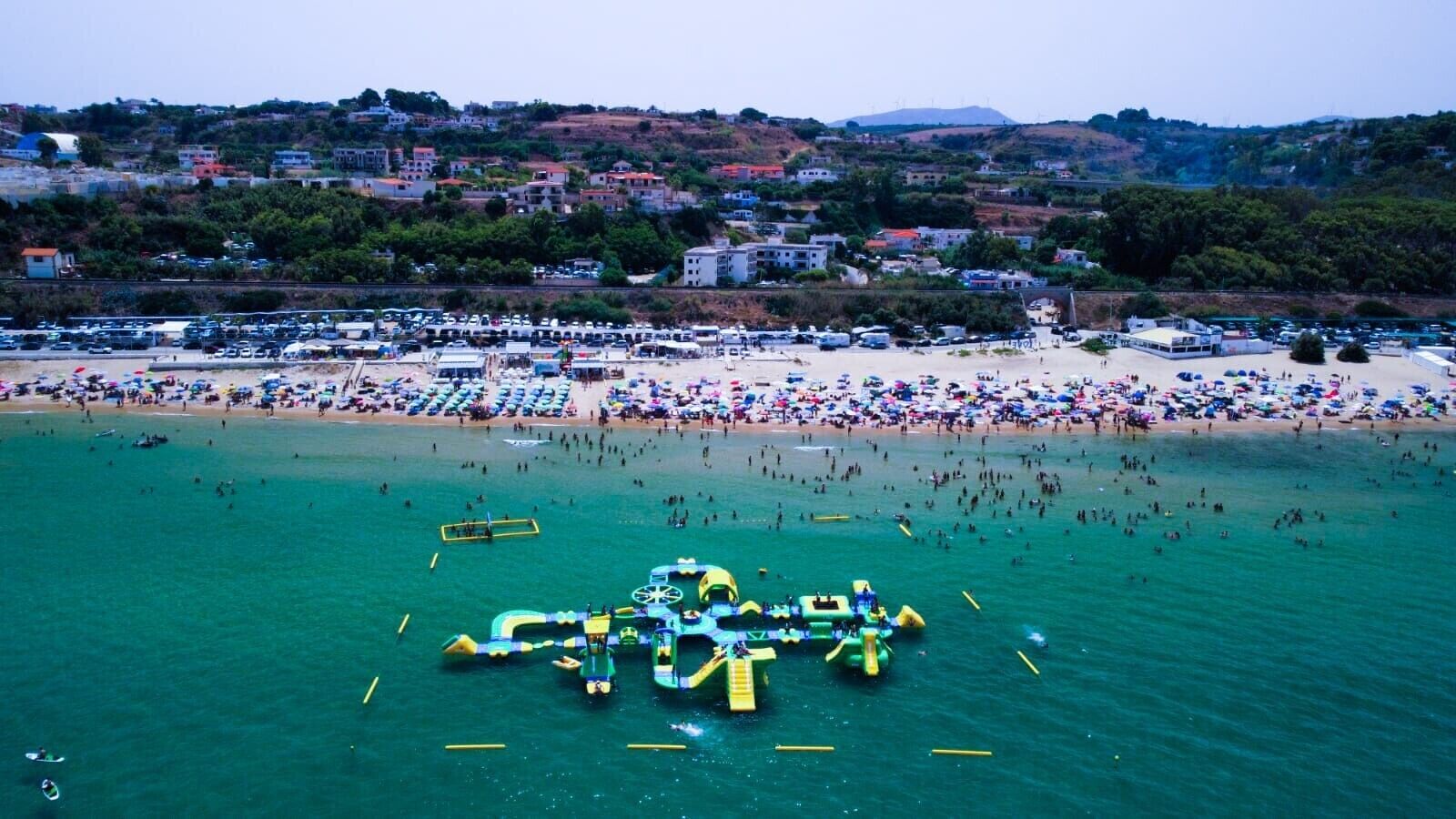 Una spiaggia nelle vicinanze