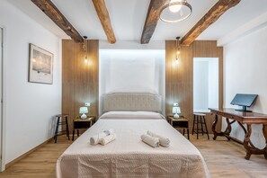 Desk, WiFi, bed sheets - Room 'Castagno - Antiche Dimore di Vescovado' with Shared Pool and Garden (Siena)